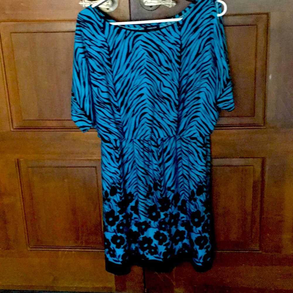 Ladies petite dress with slit sleeves